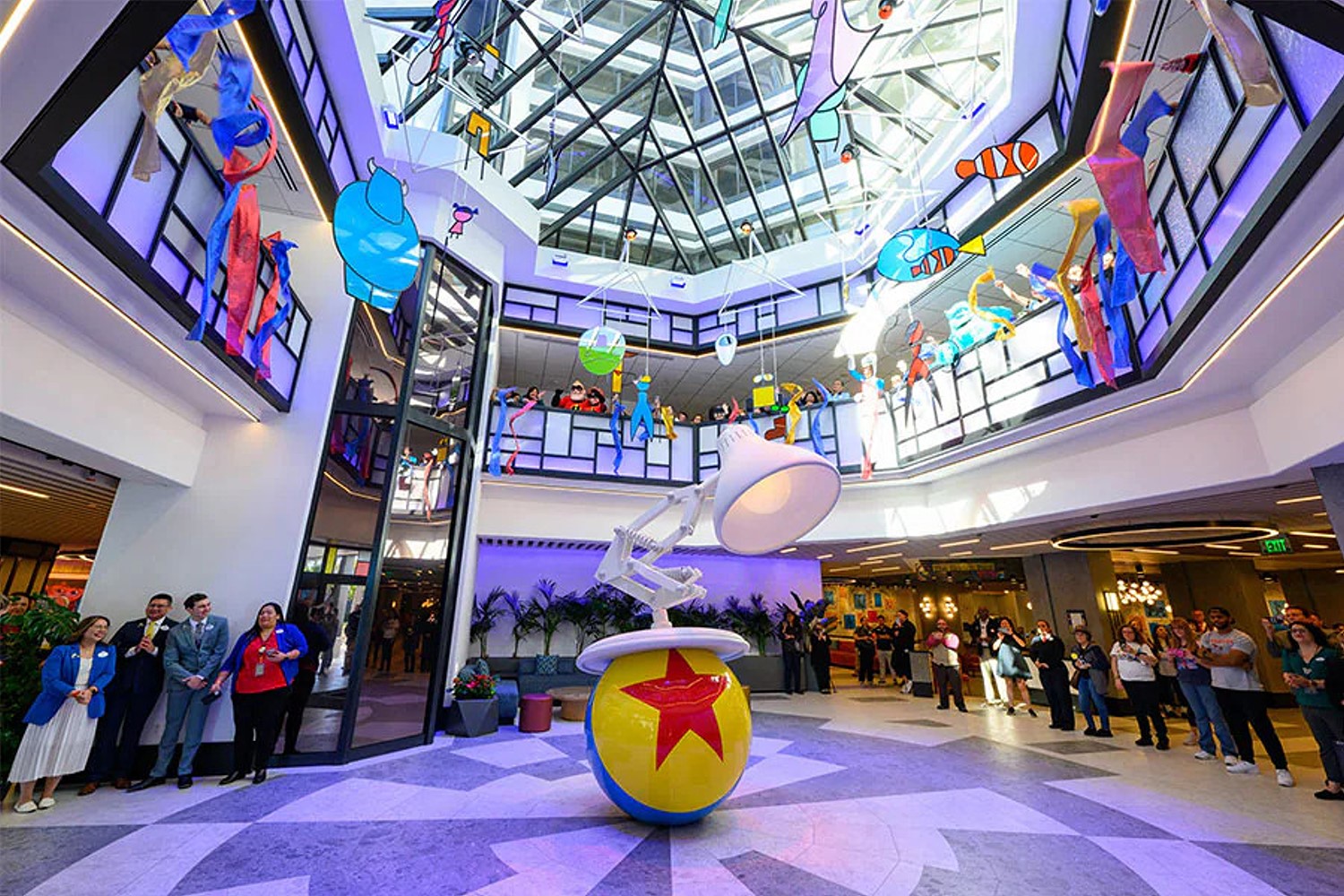 Lobby des Pixar Place Hotels mit dem ikonischen Pixar Ball und der Lampe