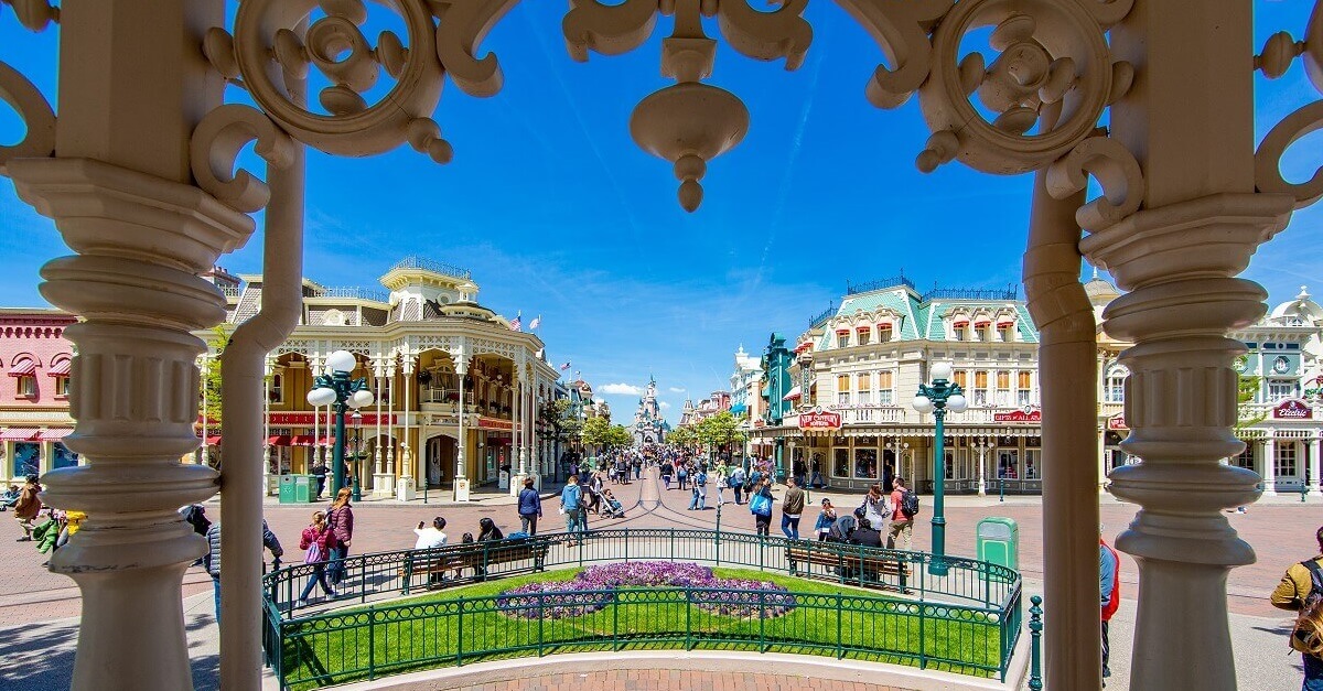 Blick vom Gazebo auf der Main Street U.S.A. in Richtung des Dornröschenschlosses