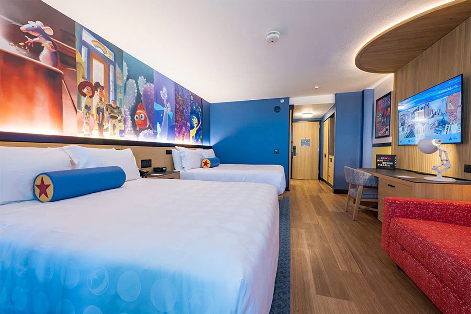 Ein Zimmer mit zwei Queensize-Betten im Pixar Place Hotel - mit Anspielungen an Pixar überall, inkl. passender Schreibtischlampte