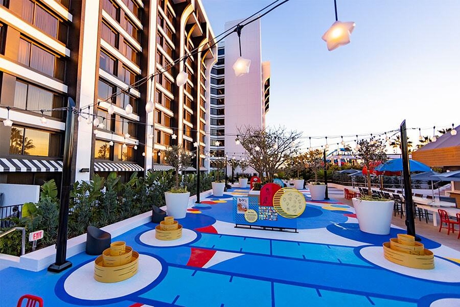 Verspielter Rooftop Bereich mit blauen Regenschirmen