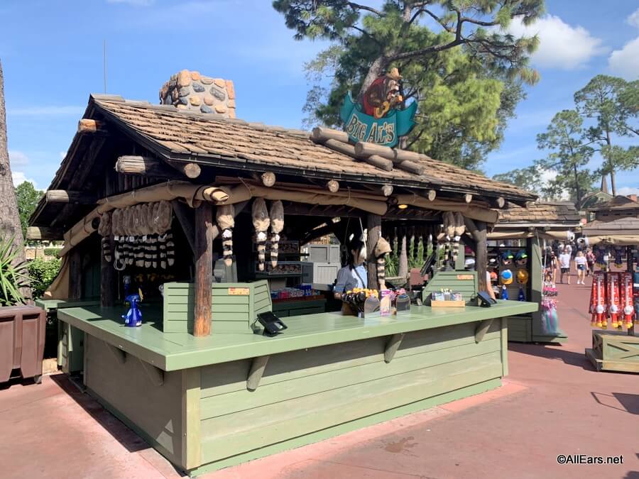 Holzhütte mit Merchandise Verkauf im Frontierland