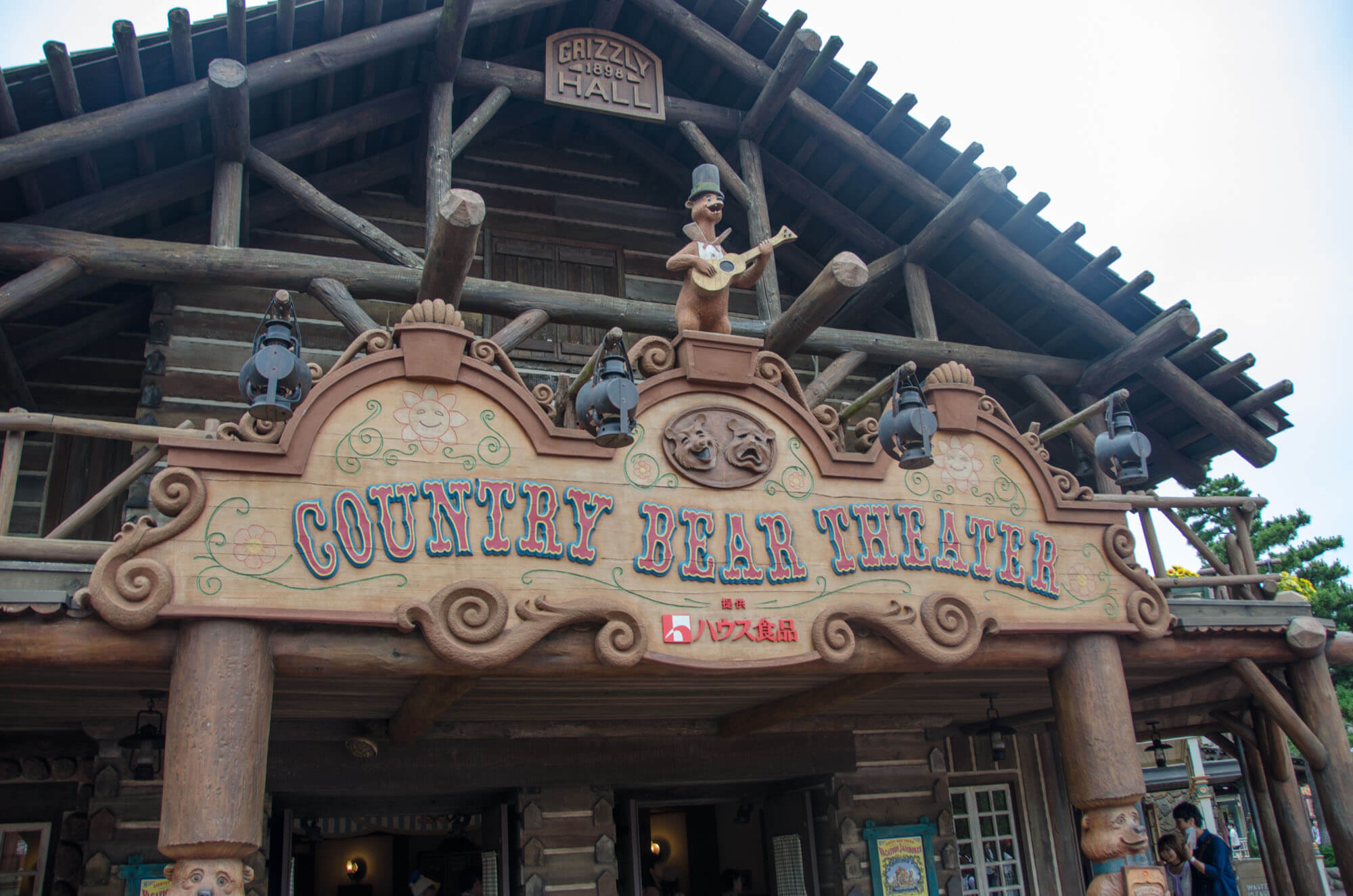 Schild mit der Aufschrift Country Bear Theater an einem Gebäude in Tokyo Disneyland