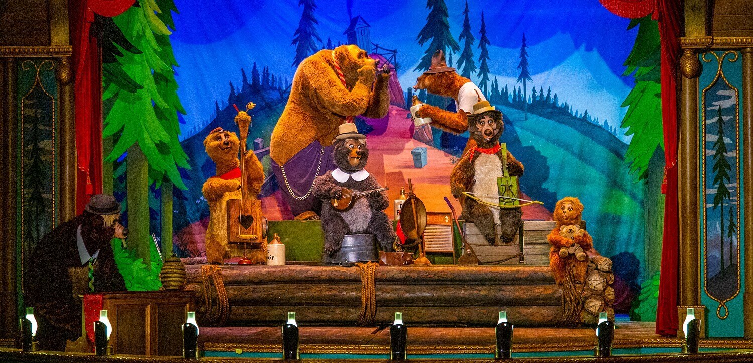 Mehrere Bären Audio Animatronics auf der Bühne der Country Bear Jamboree