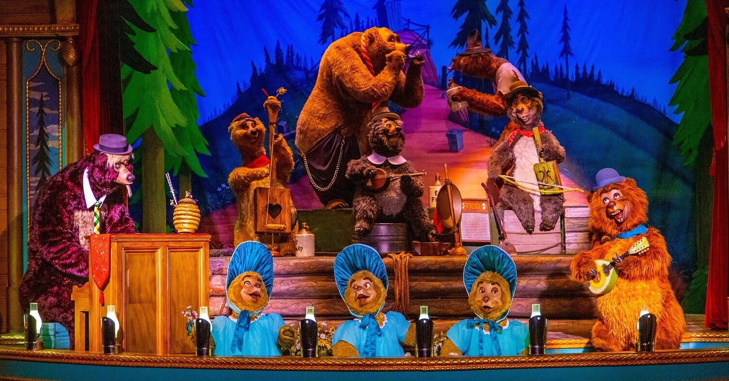 Audio Animatronic Figuren von Bären auf der Bühne der Country Bear Jamboree im Frontierland