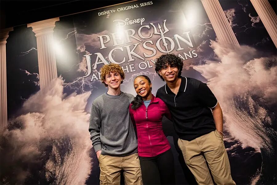 Die drei Hauptdarsteller der Percy Jackson-Serie in der neuen Ausstellung in Disney's Hollywood Studios