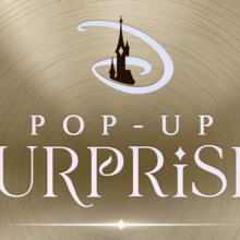 Goldfarbenes Logo der Pop-Up Surprises in Disneyland Paris