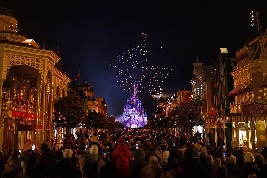 Blick von der Mainstreet auf die Disney Electrical Sky-Parade, Drohnen bilden das Schiff von Peter Pan.