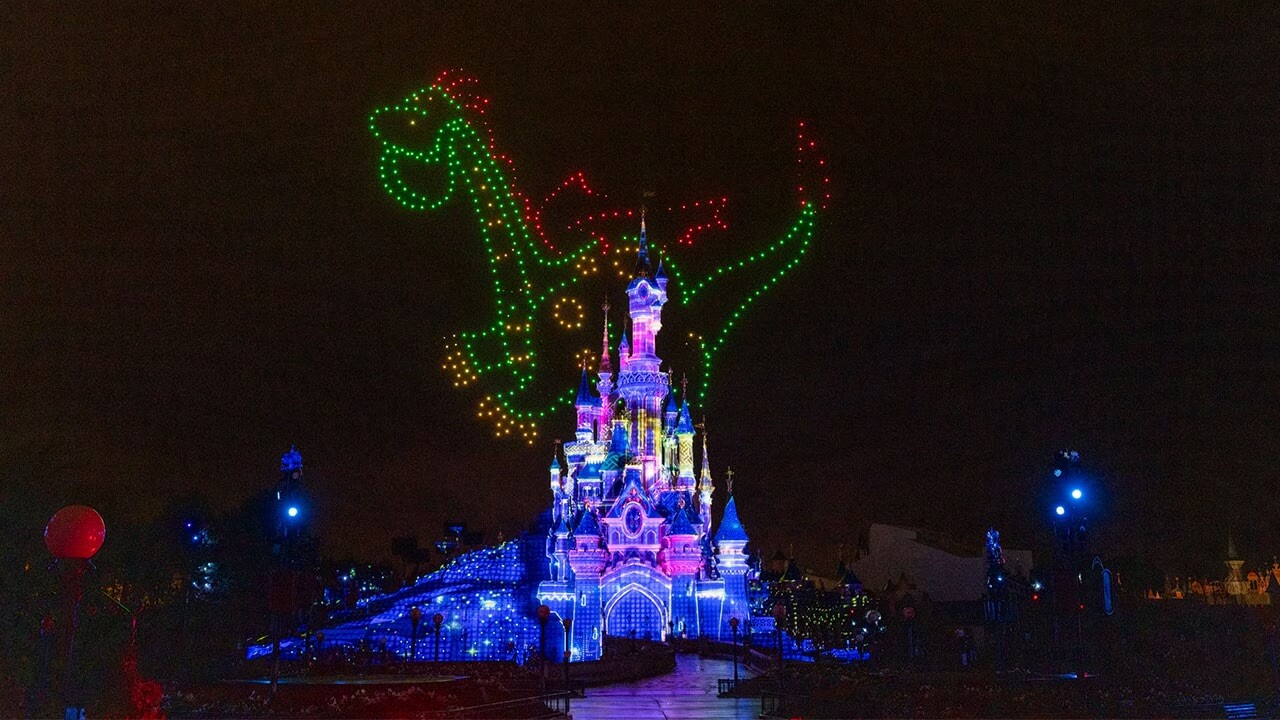 Elliot das Schmunzelmonster: Visualisiert Drohnenpunkten in der Electrical Sky-Parade. Rauchschwaden lassen die Figur lebendig wirken.