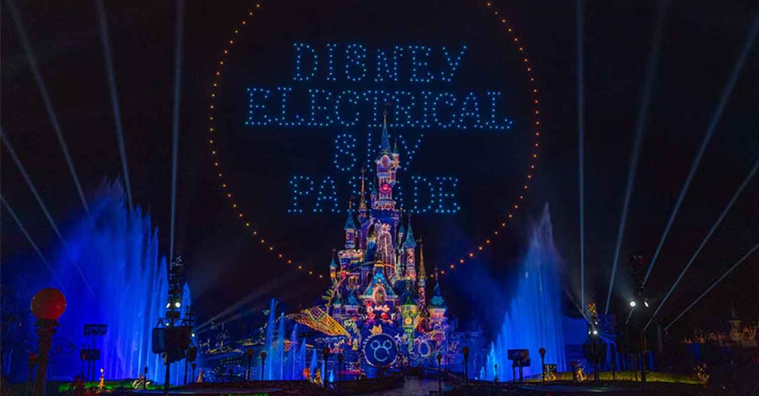 Die Drohnenshow Disney Electrical Sky-Parade ist allabendlich über dem Schloss zu bewundern, noch bis zum 30 September 2024.