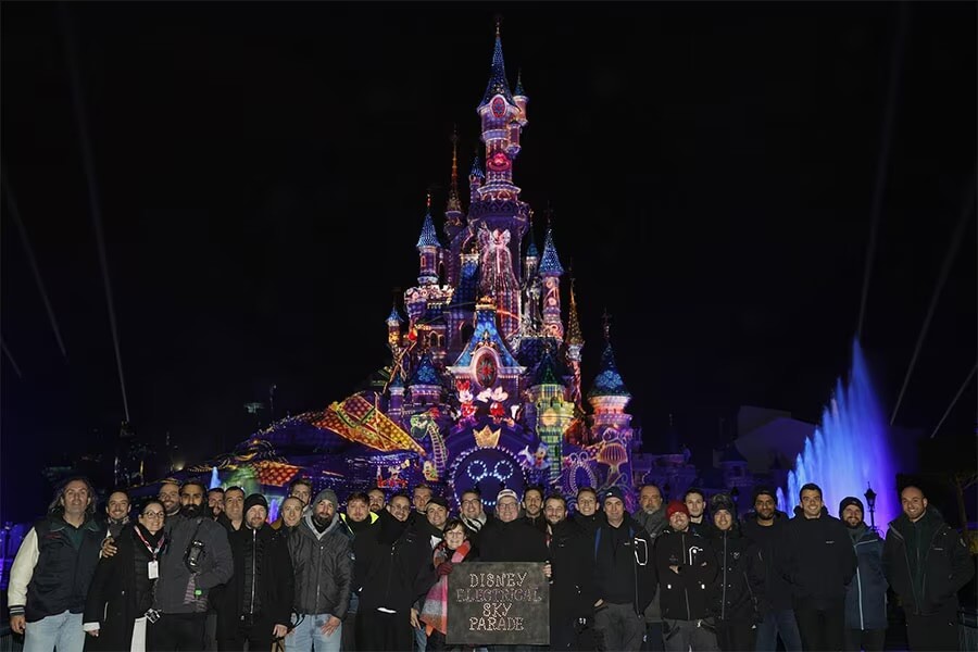 Das Team der Disney Electrical Sky-Parade vor dem Schloss.