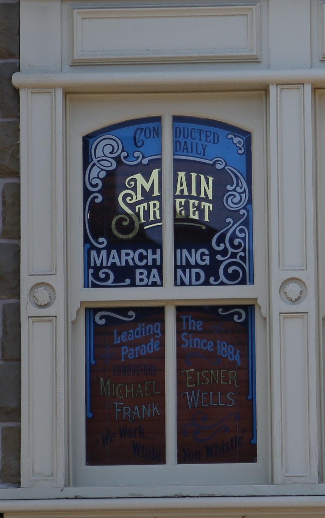 Frank Wells Fenster in der Main Street in Disneyland Paris: Main Street Marching Band – Leading the Parade since 1984 – Michael Eisner, Frank Wells