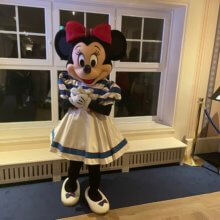 Minnie Mouse im Newport Bay Club Kostüm