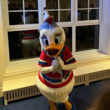 Daisy Duck im maritimen Kostüm im Newport Bay Club