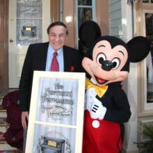 Richard Sherman mit Mickey Mouse bei der Ehrung mit einem eigenen Fenster auf der Main Street U.S.A.