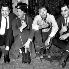 Foto von den Sherman Brüdern mit Julie Andrews und Dick van Dyke in ihrem Kostümen für Mary Poppins