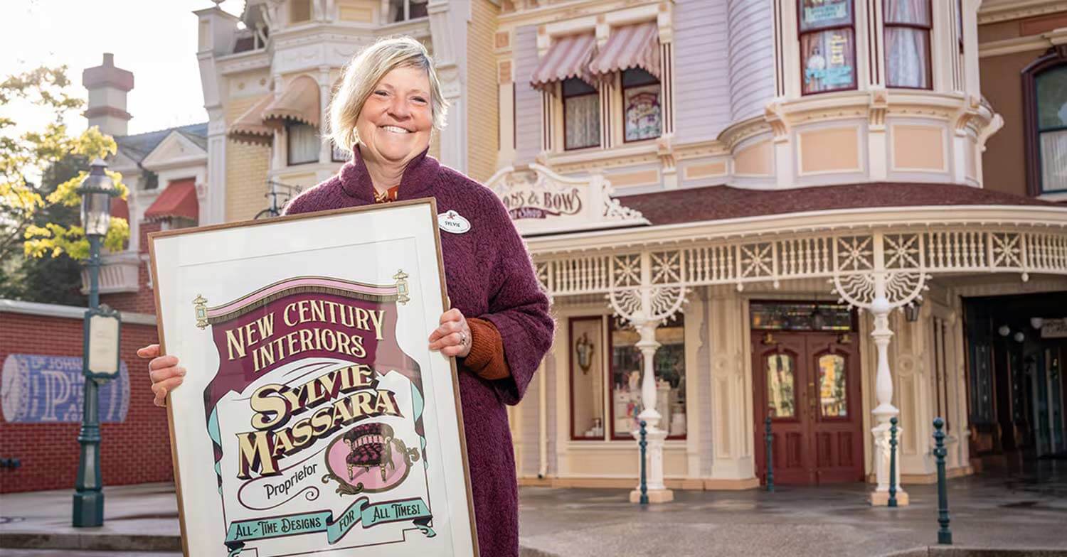 Sylvie Massara mit Auszeichnung in der Hand in der Mainstreet U.S.A.