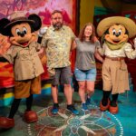 Mickey Mouse und Minnie Mouse in Safari-Kleidung posieren mit Torsten und Dörthe für ein Foto