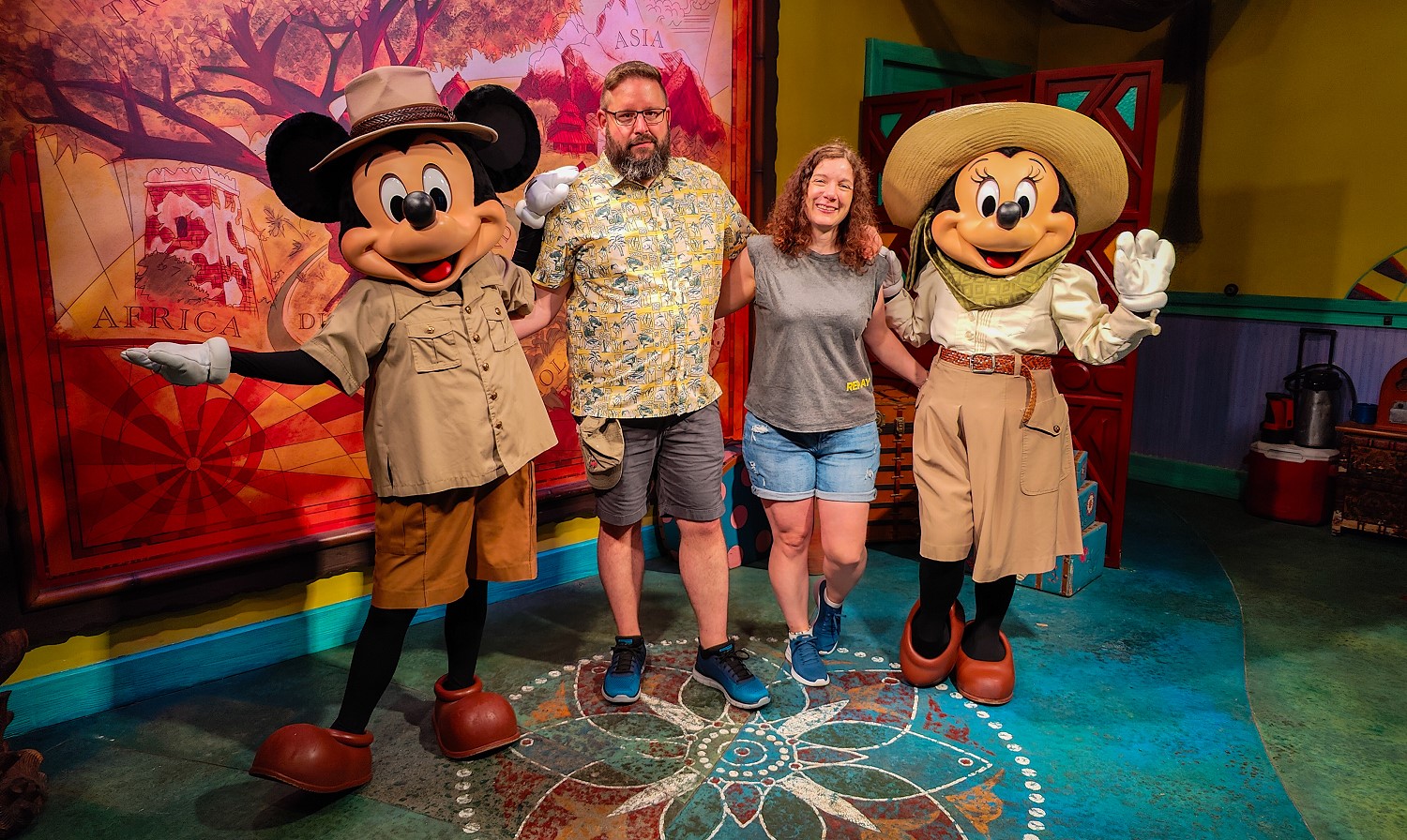 Mickey Mouse und Minnie Mouse in Safari-Kleidung posieren mit Torsten und Dörthe für ein Foto