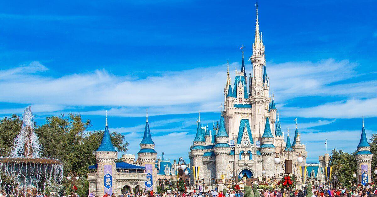 Cinderella Castle im Magic Kingdom vor strahlend blauem Himmel