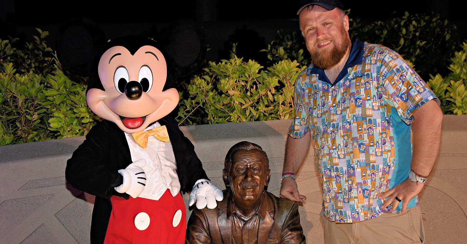 Michael mit Mickey Mouse und der Statute von Walt Disney