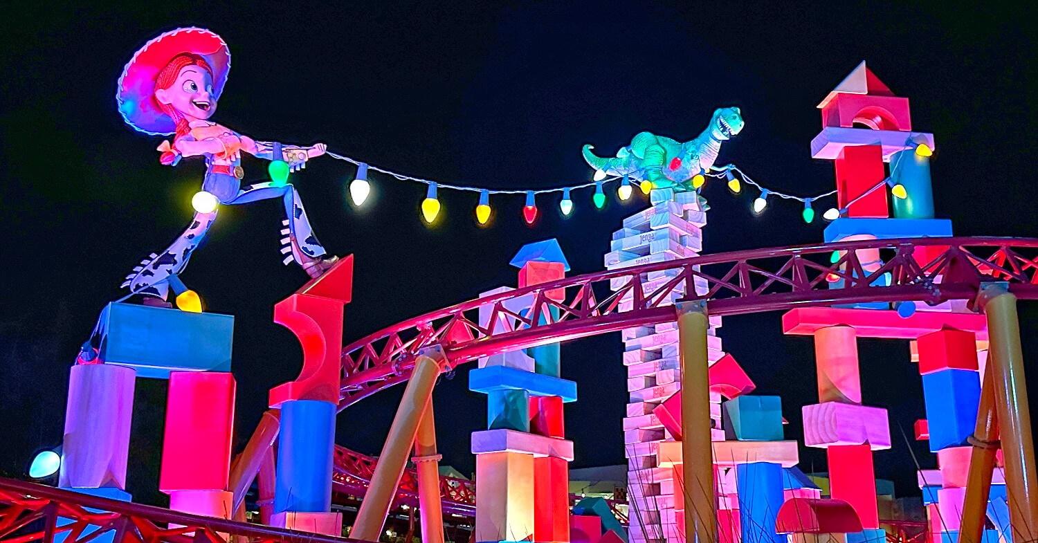 Achterbahn Slinky Dog Dash bei Nacht mit Jessie und Rex