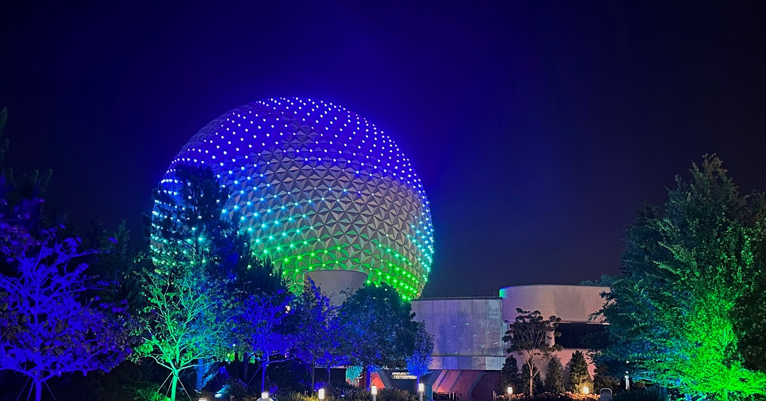 Spaceship Earth bei Nacht