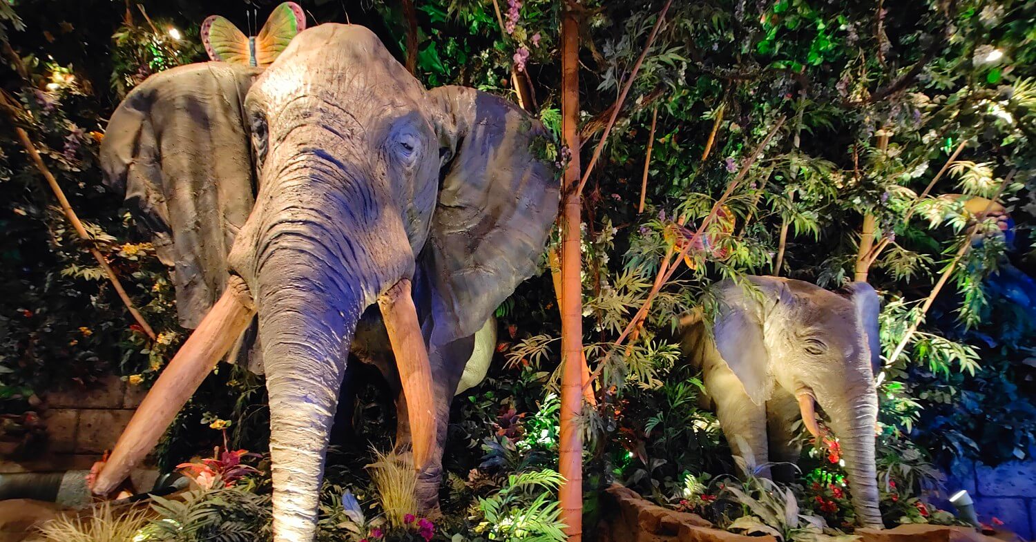 Zwei Elefanten Animatronics stehen im Dschungel - Kulisse im Rainforest Cafe