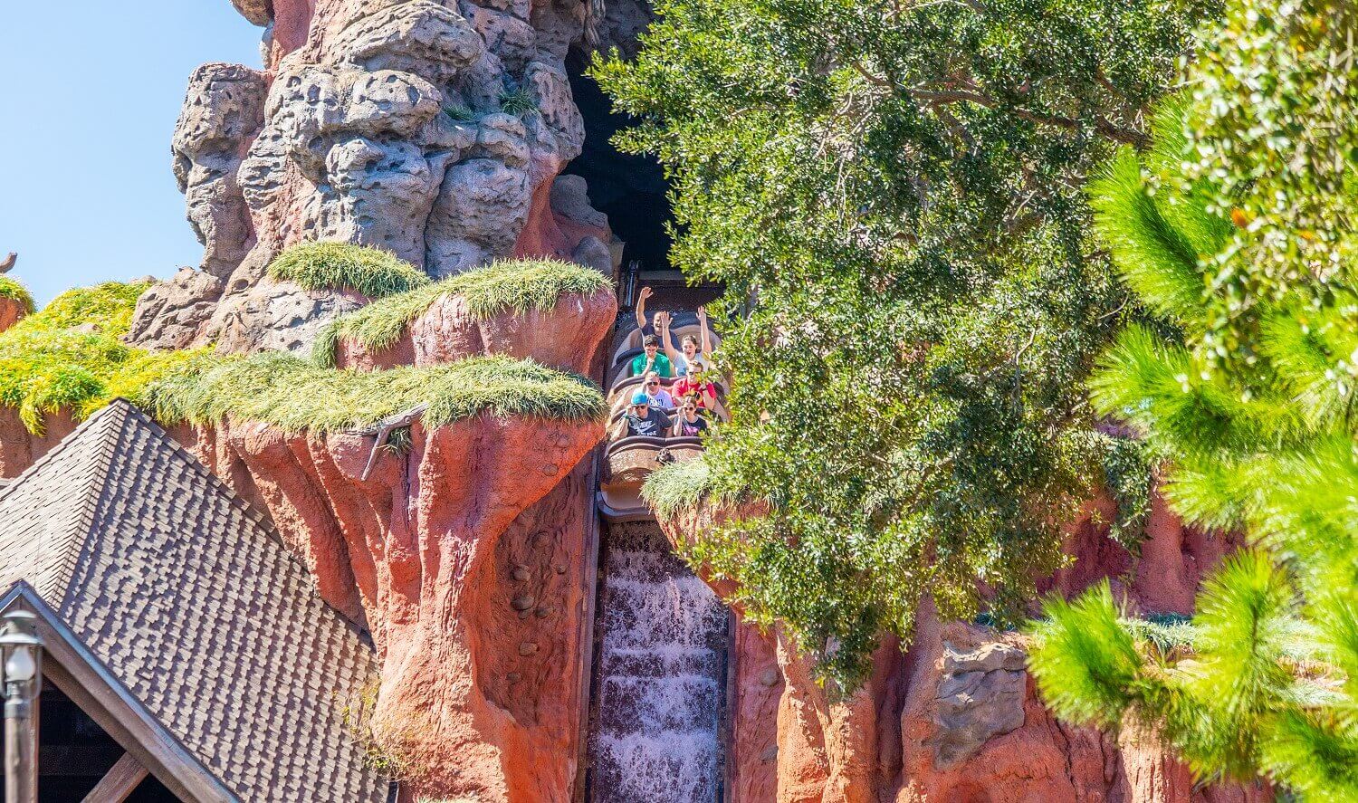 Ein Floß stürzt bei Splash Mountain den großen Drop hinunter