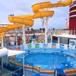 Pool Aqua Lab mit großer Wasserrutsche auf einem Kreuzfahrtschiff der Disney Cruise Line