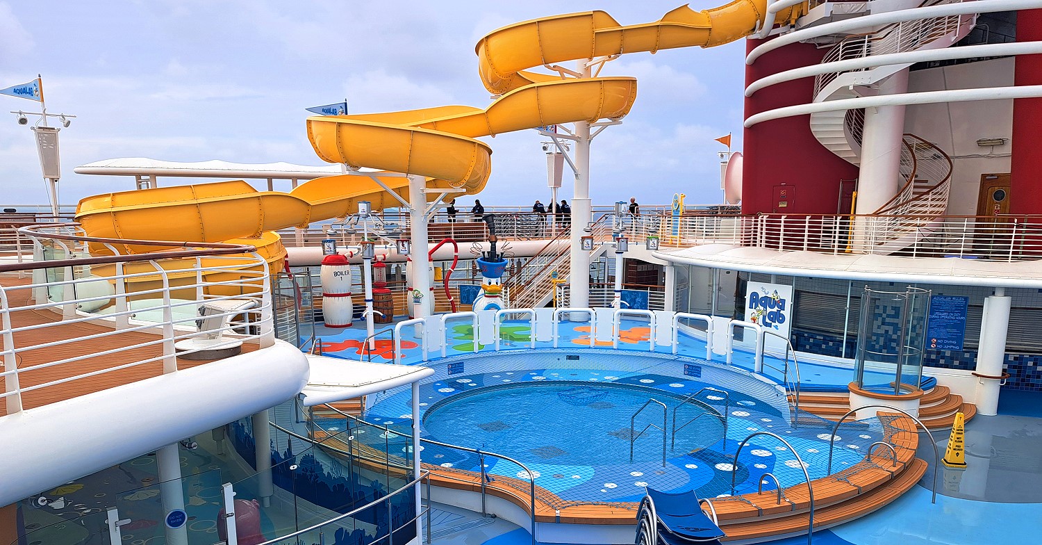 Pool Aqua Lab mit großer Wasserrutsche auf einem Kreuzfahrtschiff der Disney Cruise Line