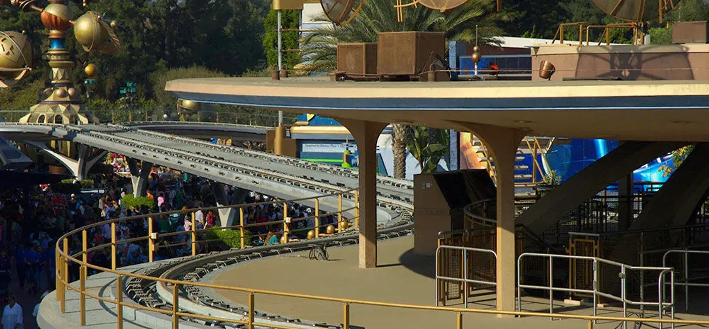 Tomorrowlands leere Peoplemover-Schienen