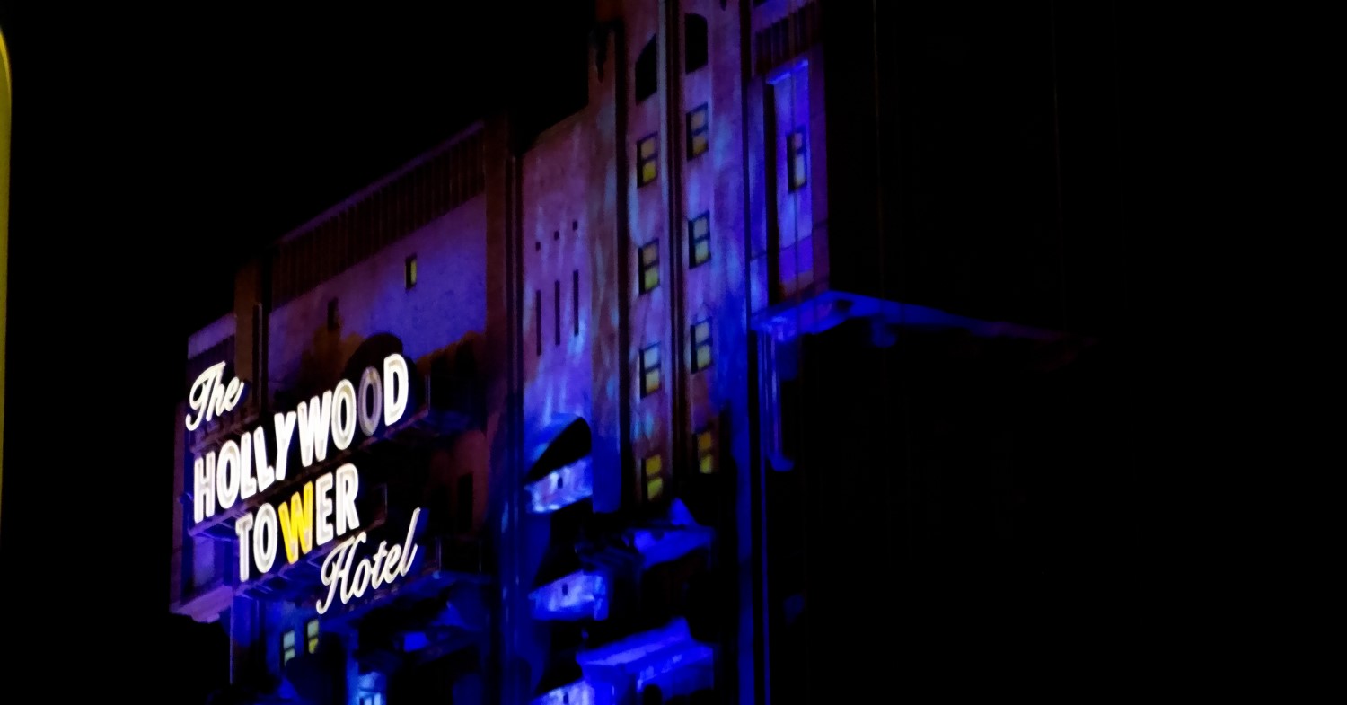 The Hollywood Tower Hotel leuchtet bei Nacht in schaurigem Lila-Blau