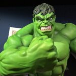 Riesige Figur von Hulk mit geballten Fäusten und gefletschten Zähnen