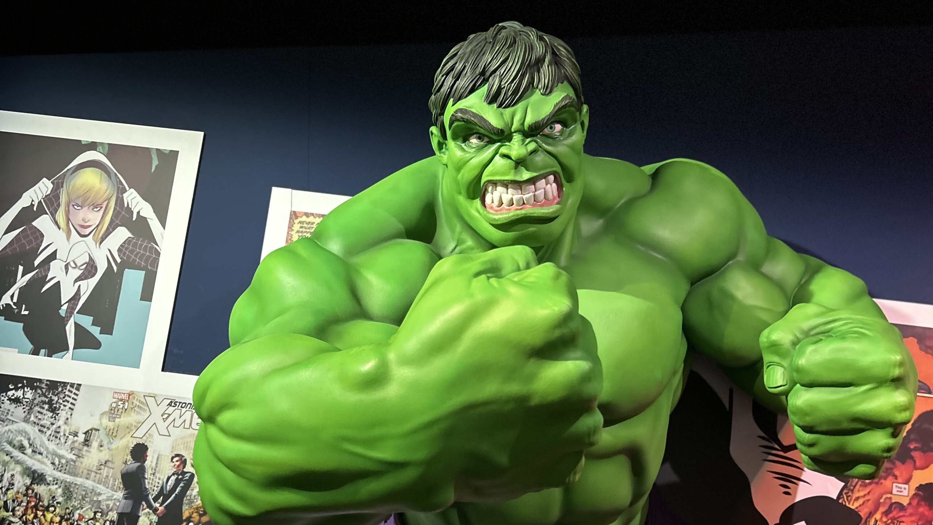 Riesige Figur von Hulk mit geballten Fäusten und gefletschten Zähnen