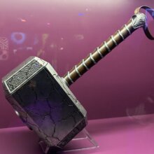 Thors Hammer in einem Schaukasten