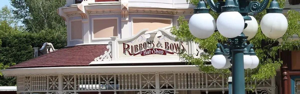 Schriftzug 'Ribbons & Bows Hat Shop' an der Fassade des Gebäudes