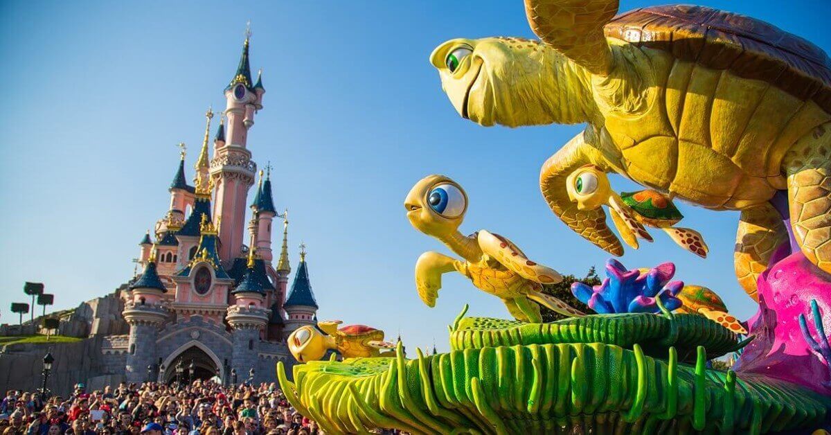 Der Wagen mit Nemo, Crush, Squirt und Co. bei der Parade Disney Stars on Parade vor dem Schloss