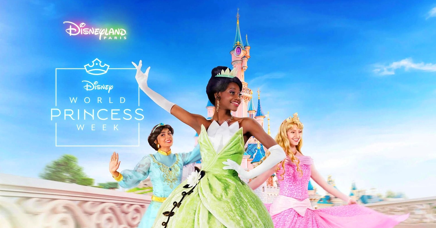 World Princess Week Die Diseny Prinzessinnen Tiana, Jasmin und Aurora posieren vor der Kamera. Im Hintergrund ist das Sleeping Beauty Castle aus Disneyland Paris zu sehen