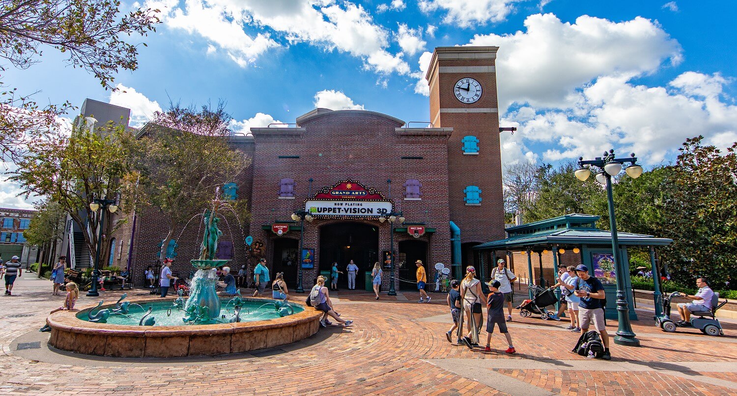 Gebäude von Muppet Vision 3D in den Hollywood Studios. Im Vordergund ein Brunnen mit Miss Piggy als Freiheitsstatue, dahinter der Haupteingang der Show