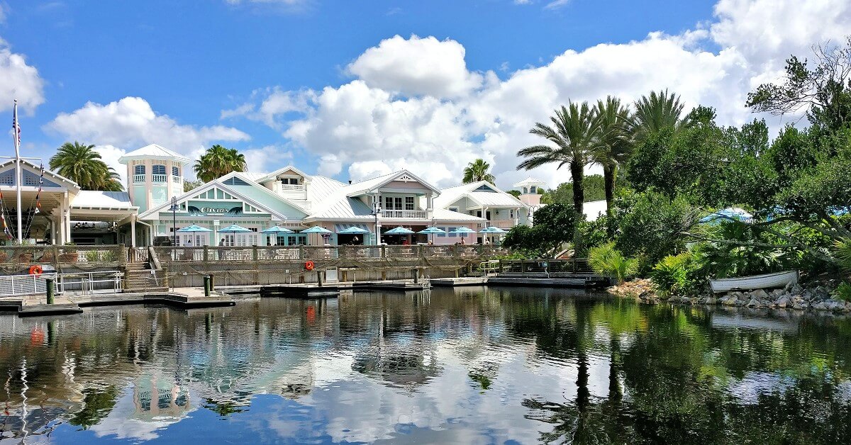 Blick über das Wasser auf das Hauptgebäude von Disney's Old Key West Resort und den Bootsanleger davor