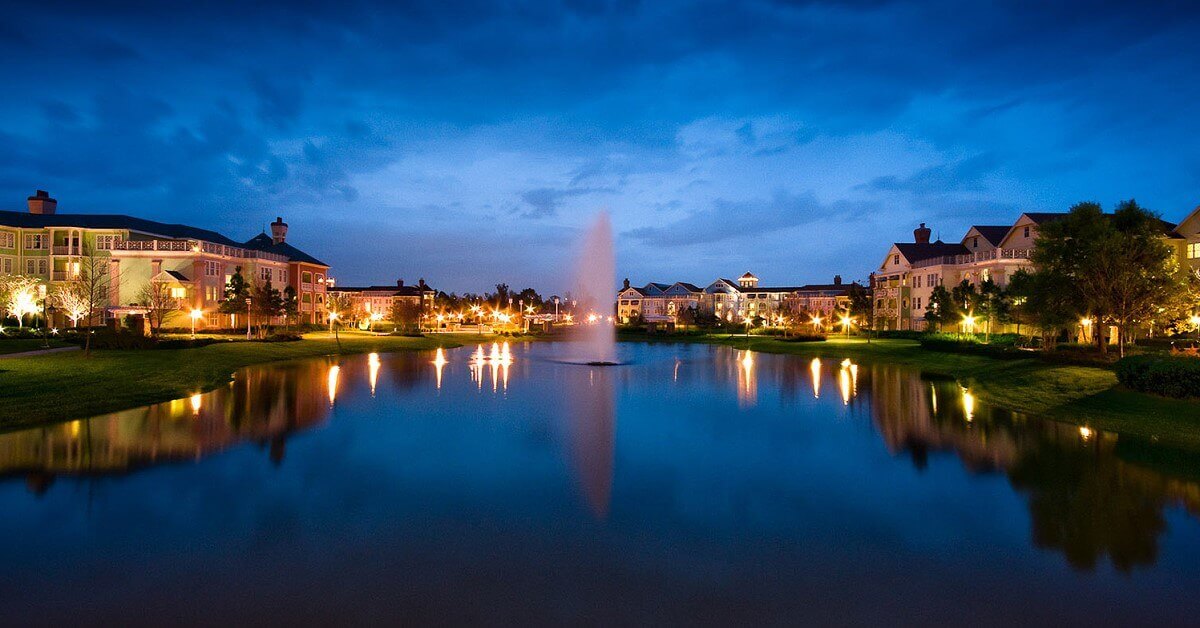 Blick über einen der vielen Seen im Disney Vacation Club Resort Saratoga Springs Resort & Spa - mit Fontäne bei Nacht