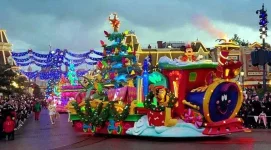 Mickeys Dazzling Christmas Parade2.webp