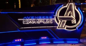 Avengers Campus Sign bei Nacht