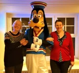 Sailor Goofy mit 2 Fan-Girls